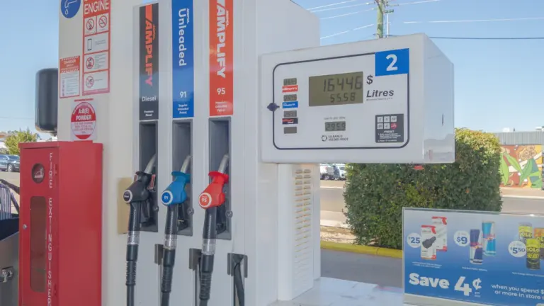 Moderne Zapfsäule mit digitaler Preisanzeige an einer Tankstelle für den Kraftstoffvergleich.