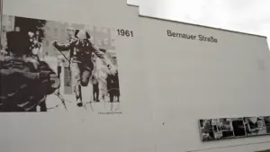 Gedenkwand in der Berliner Bernauer Straße erinnert an den Mauerbau im August 1961.