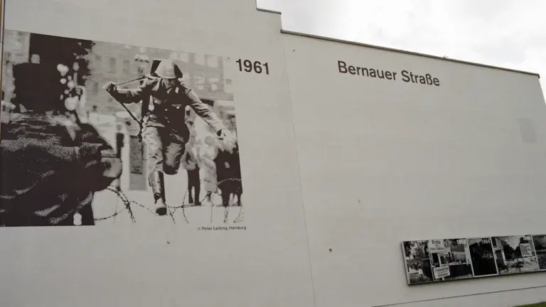 Gedenkwand in der Berliner Bernauer Straße erinnert an den Mauerbau im August 1961.