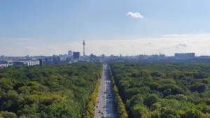 Luftaufnahme des Berliner Großen Sterns mit der Siegessäule und der Straße des 17. Juni.