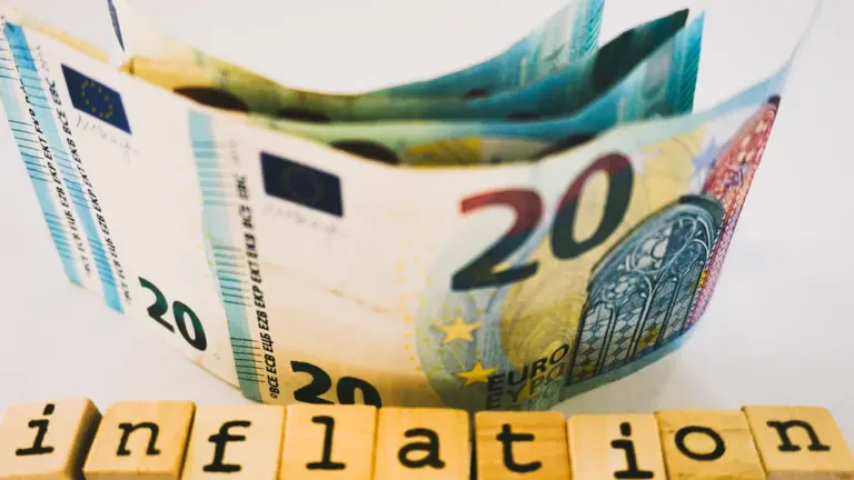 Ein 20-Euro-Schein hinter Holzbuchstaben, die das Wort Inflation bilden.