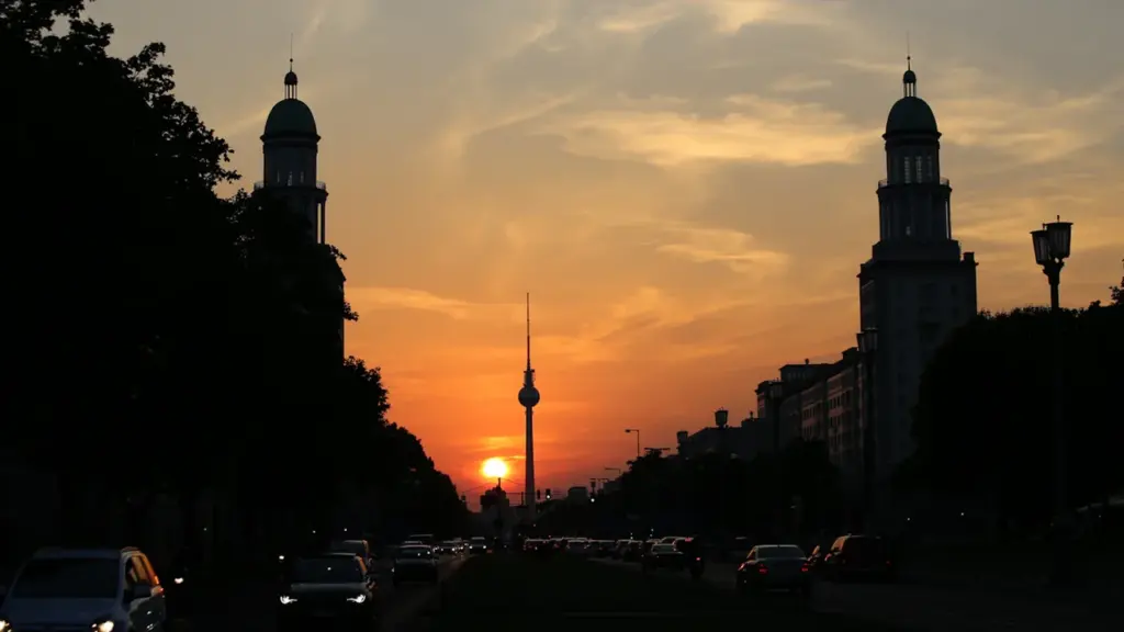 Sonnenuntergang in Berlin mit Blick auf den Fernsehturm und die Karl-Marx-Allee.