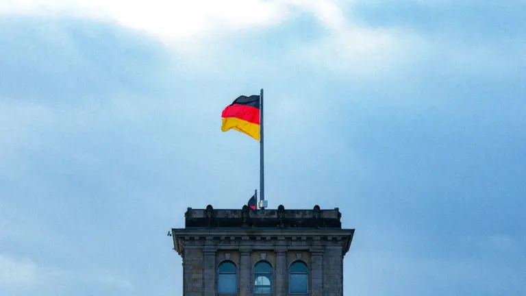Der Berliner Fernsehturm und der Dom unter einem dramatischen, dunklen und gewittrigen Himmel.