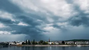 Dramatischer, bewölkter Himmel über der Stadtkulisse von Bonn vor einem herannahenden Unwetter.