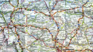 Detailaufnahme einer Straßenkarte zur Orientierung und Routenplanung bei unbeständigem Wetter in Deutschland.