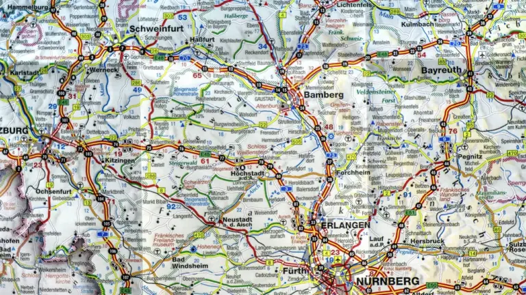 Detailaufnahme einer Straßenkarte zur Orientierung und Routenplanung bei unbeständigem Wetter in Deutschland.