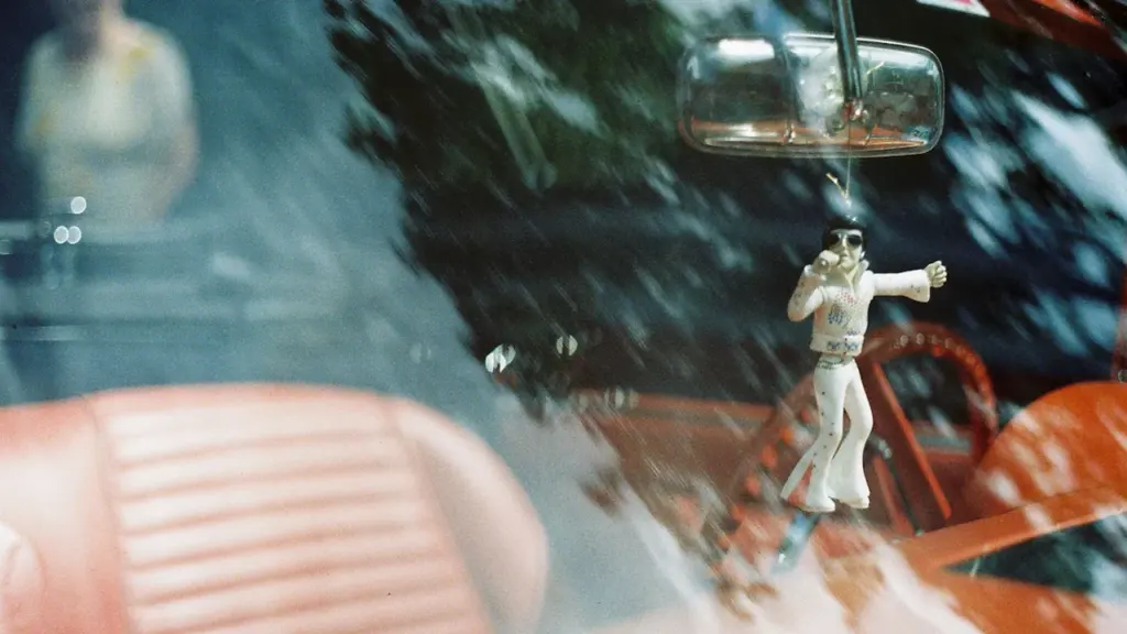 Elvis-Presley-Figur am Rückspiegel eines Autos beim Elvis-Festival in Bad Nauheim.