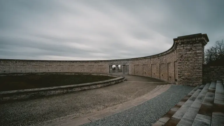 Die Gedenkstätte Buchenwald bei Weimar unter einem bedeckten, stimmungsvollen Himmel.
