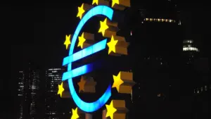 Das leuchtende Euro-Symbol vor dem EZB-Gebäude in Frankfurt bei Nacht.