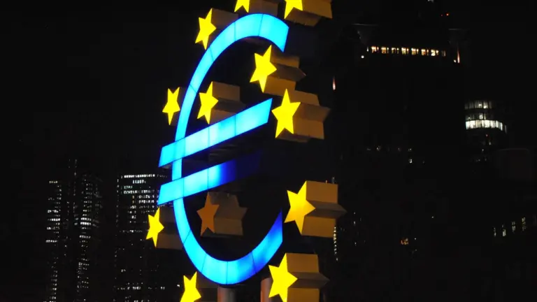 Das leuchtende Euro-Symbol vor dem EZB-Gebäude in Frankfurt bei Nacht.