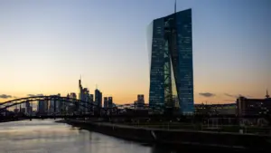 Blick von der Osthafenbrücke auf das EZB-Gebäude und die Frankfurter Skyline bei Sonnenuntergang.