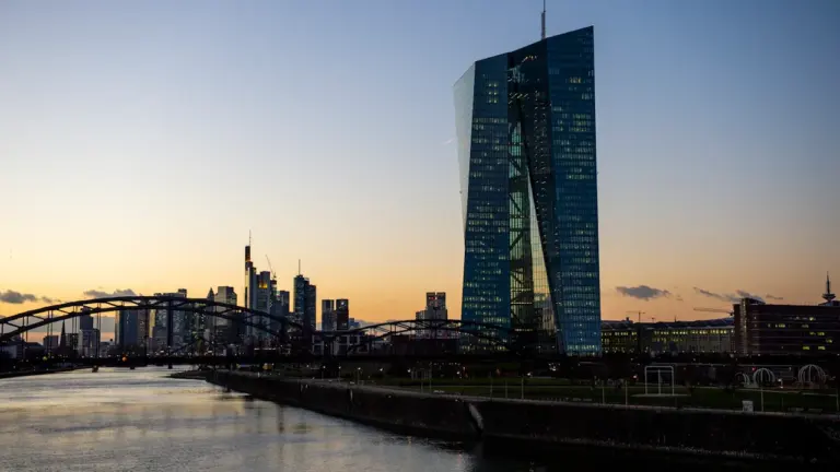 EZB-Gebäude und Frankfurter Skyline bei Sonnenuntergang von der Osthafenbrücke aus gesehen.