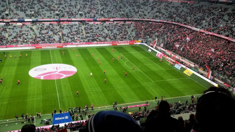 Weite Ansicht der Allianz Arena während eines Fußballspiels des FC Bayern München