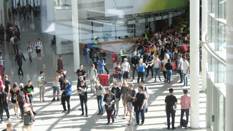 Zahlreiche Besucher strömen in die Eingangshalle der Koelnmesse zur Gamescom in Köln.