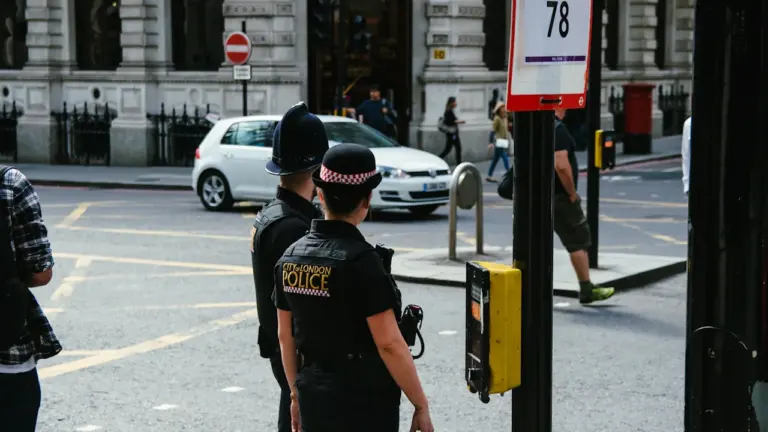Polizeibeamte der City of London Police stehen an einer belebten Straßenkreuzung in London.