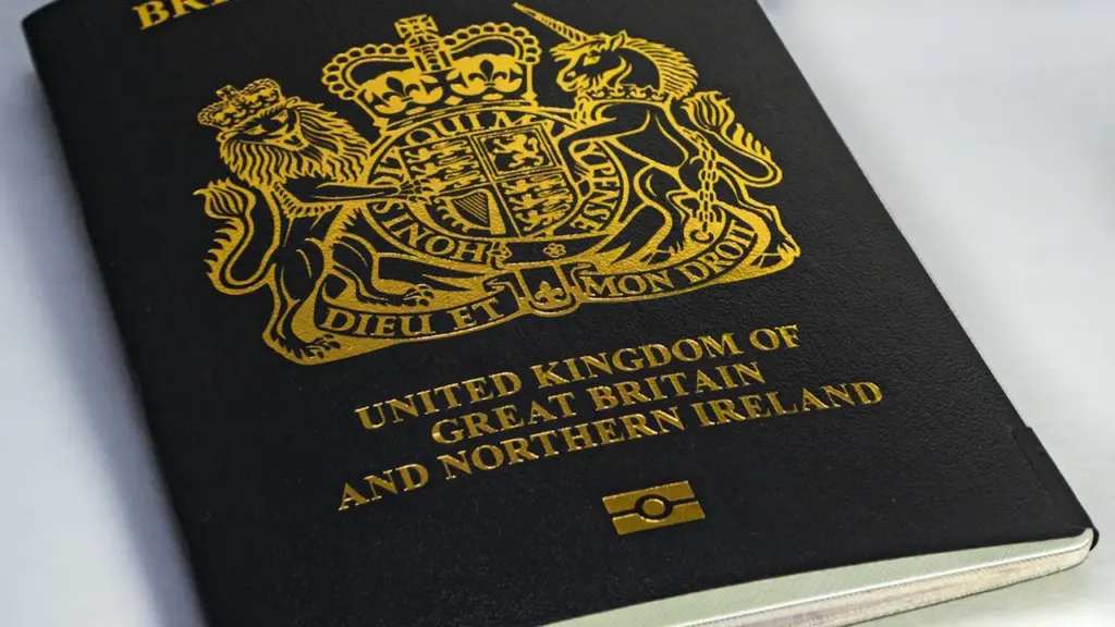 Ein britischer Reisepass liegt flach auf einer hellen Unterlage zur Dokumentation.