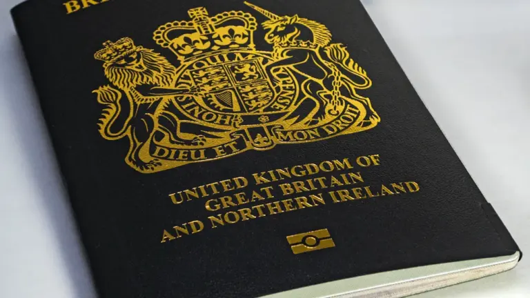 Ein britischer Reisepass liegt flach auf einer hellen Unterlage zur Dokumentation.