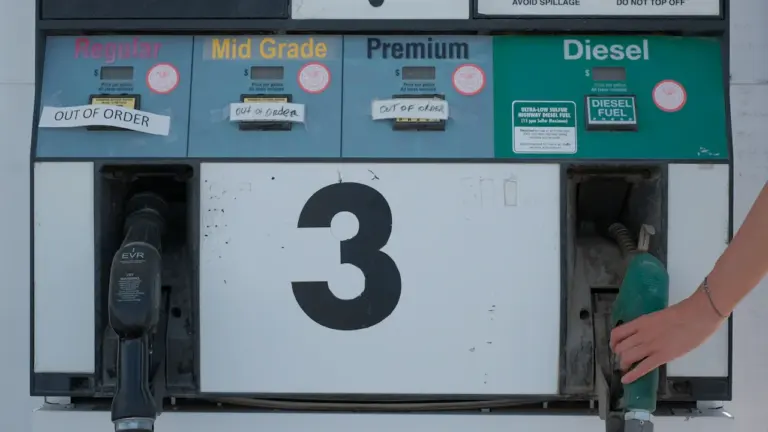 Nahaufnahme einer Zapfsäule an einer deutschen Tankstelle in München.