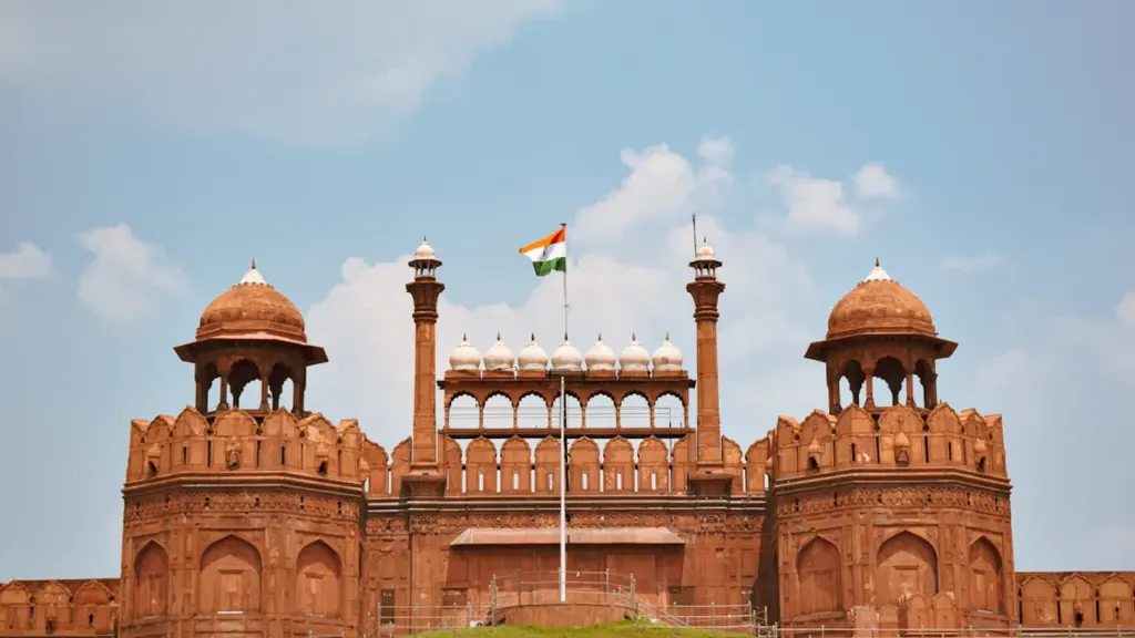 Die historische indische Flagge weht über dem beeindruckenden Roten Fort in Delhi.