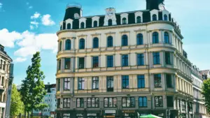 Das Leipziger Stadthaus mit seiner markanten Architektur unter einem strahlend blauen Himmel.