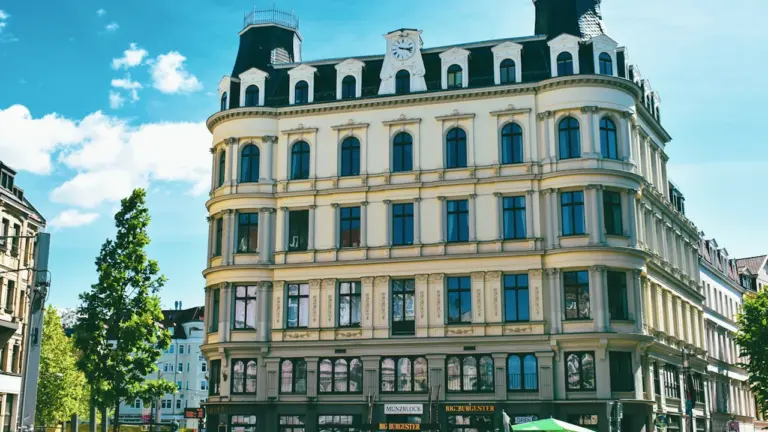 Das Leipziger Stadthaus mit seiner markanten Architektur unter einem strahlend blauen Himmel.