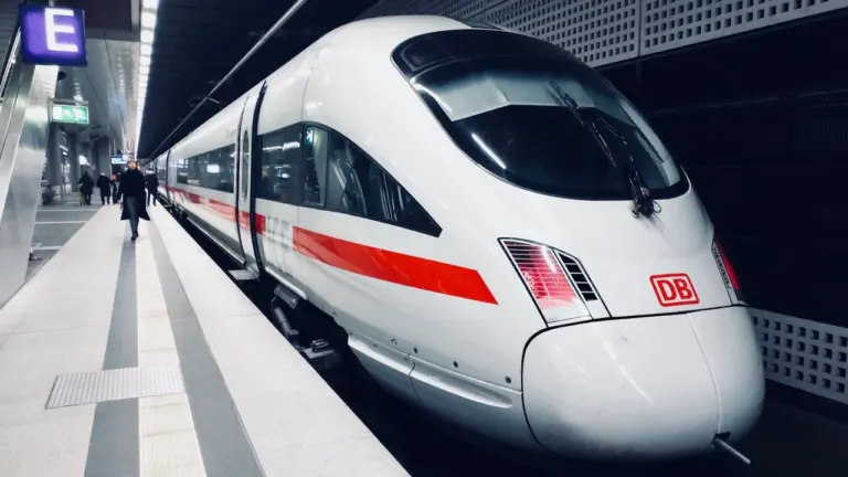 Ein ICE-Zug steht an einem Bahnsteig in Deutschland zur Abfahrt bereit.
