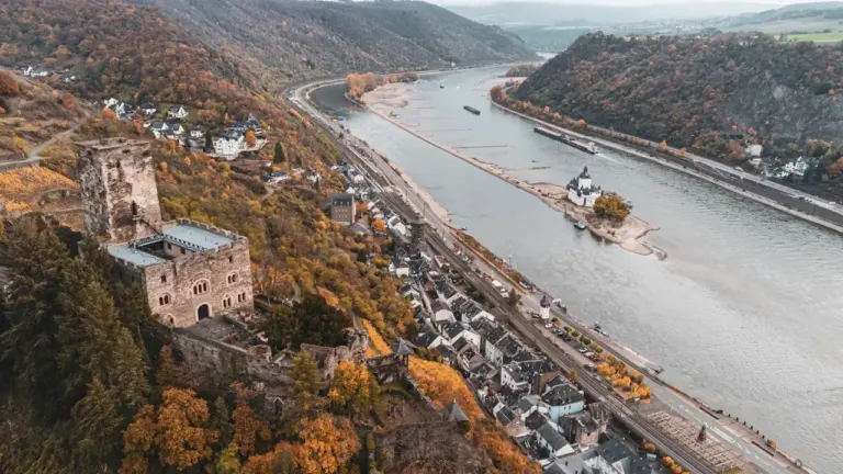 Luftaufnahme des Rheins bei Kaub mit historischer Burg Pfalzgrafenstein und herbstlicher Landschaft