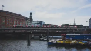 Eine Hamburger S-Bahn fährt über eine Brücke bei der Speicherstadt.
