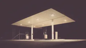 Eine nächtliche Tankstelle bei Dunkelheit für einen Preisvergleich beim Tanken in Deutschland.