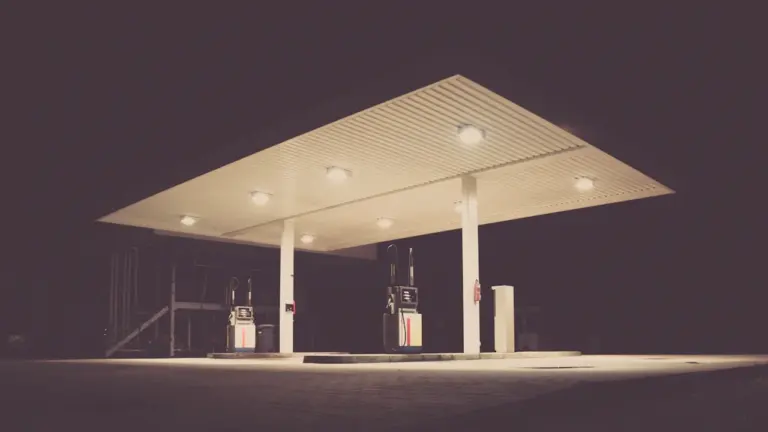 Eine nächtliche Tankstelle bei Dunkelheit für einen Preisvergleich beim Tanken in Deutschland.
