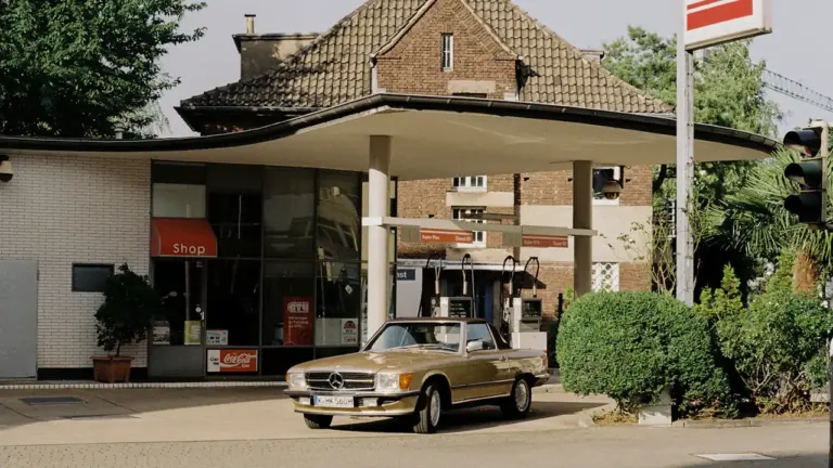 Klassische Tankstelle in Deutschland mit einem geparkten Auto bei Tageslicht.