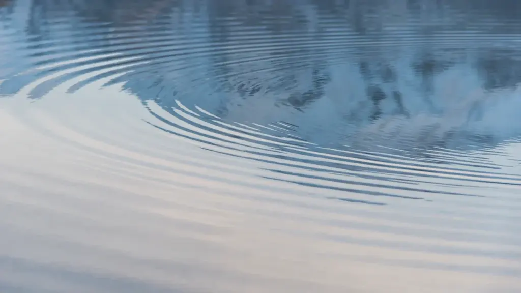 Sanfte konzentrische Wellen auf der ruhigen Wasseroberfläche eines Sees bei Tageslicht