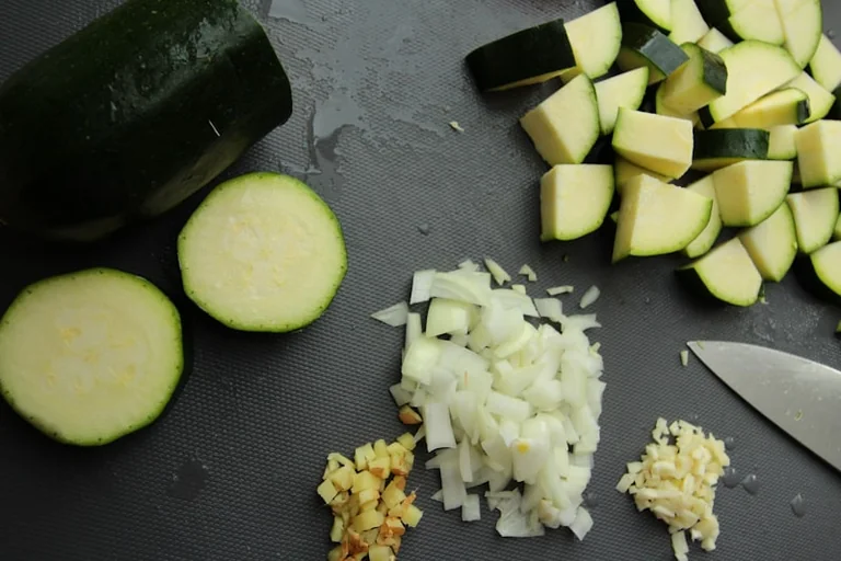 Zucchini-Pfanne mit Kirschtomaten und Feta