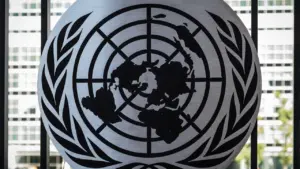 Das offizielle Logo der Vereinten Nationen vor dem Hauptquartier in New York City.