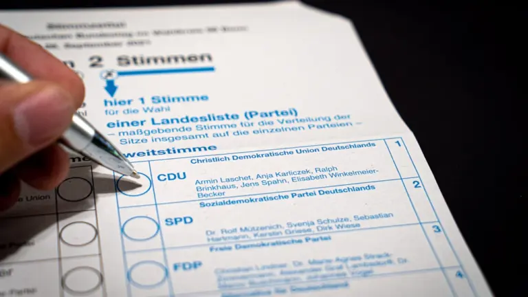 Ein offizieller deutscher Stimmzettel mit verschiedenen politischen Parteien zur Auswahl für die Wahl.