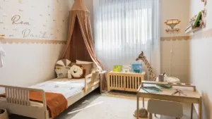 Ein gemütliches Kinderzimmer mit Bett, Schreibtisch und einladender Einrichtung im neutralen Design.