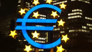 Das Euro-Symbol vor dem Gebäude der Europäischen Zentralbank in Frankfurt am Main.