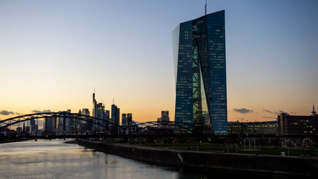 EZB-Gebäude und Frankfurter Skyline bei Sonnenuntergang über dem Main Fluss