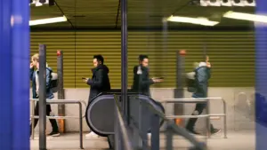 Pendler in einer deutschen U-Bahn-Station, ein Symbol für Mobilität und wirtschaftliche Unsicherheit.