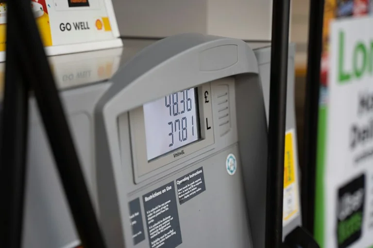 Günstiger tanken: Wann sich der Weg zur anderen Tankstelle lohnt