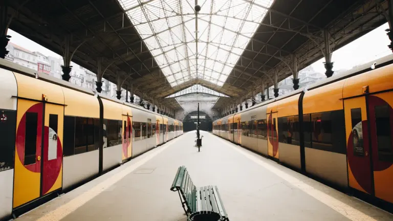 Ein verlassener, leerer Bahnsteig mit grüner Sitzbank vermittelt ein Gefühl von Stille und Leere.