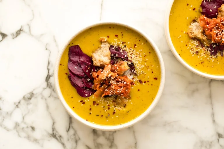 Kürbis-Linsensuppe: sämig und sättigend ohne viel Sahne