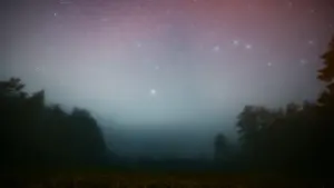 Bayerische Landschaft mit weitem Feld unter einem klaren, sternenreichen Nachthimmel.