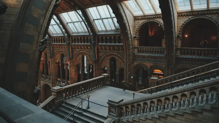Beeindruckende historische Architektur im Inneren eines Museums mit kunstvollen Treppen und Gewölben.