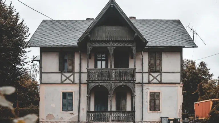 Ein altes, verlassenes zweistöckiges Haus mit historischer Fassade und Balkon in Europa.