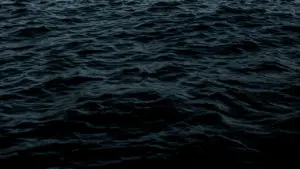 Tiefblauer Ozean mit sanftem Lichteinfall und geheimnisvoller, tiefgründiger Unterwasserstimmung.