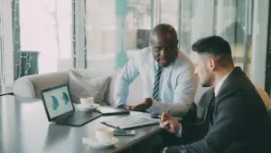 Walking Meetings: Wann Bewegung die Konzentration im Büro fördert