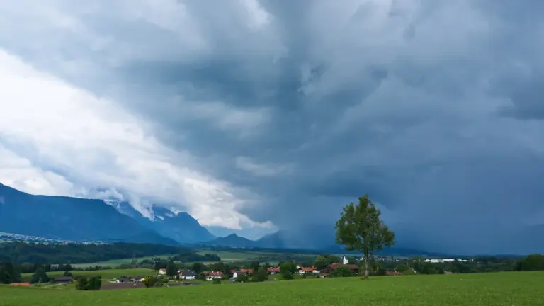Wetterwarnungen am 15. September: DWD-Lage prüfen