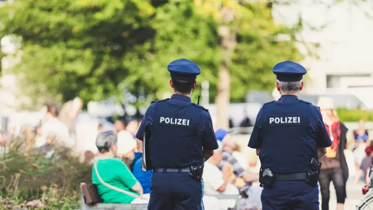 Zwei Polizeibeamte in Uniform bei einem öffentlichen Einsatz in Deutschland.