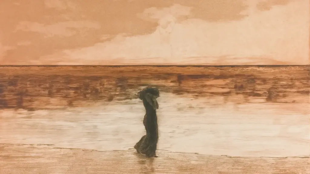 Eine einsame Frau im langen dunklen Kleid steht trauernd am sandigen Meeresstrand bei Sonnenuntergang.